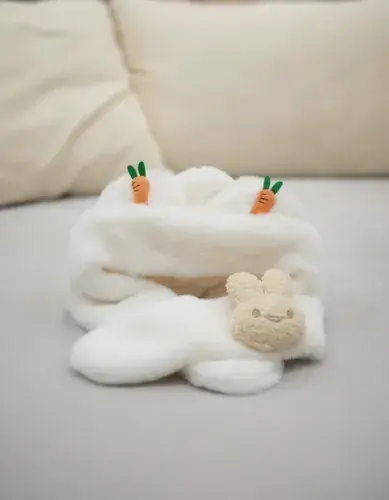 Gorro Peludo De Invierno De Animales, Orejeras Con Bufanda Blanco Un Zanahoria