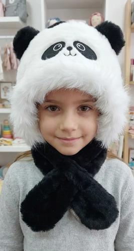 Gorro Peludo De Invierno De Animales, Orejeras Con Bufanda Blanco Y Negro Un Oso Panda
