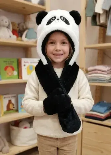 Gorro Peludo De Invierno De Animales, Orejeras Con Bufanda Blanco Y Negro Un Oso Panda 2