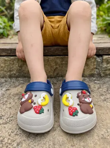 Sandalia De Goma De Verano Con Oso Y Pines Varios Modelos Gris Con Azul Sandalia De Verano Oso Con Pines Gris Y Azul 20-21