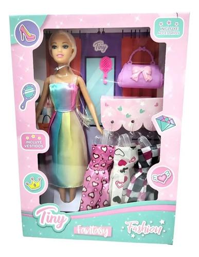 Muñeca Tiny Fashion Con 3 Vestidos Accesorio Cartera Y Peine